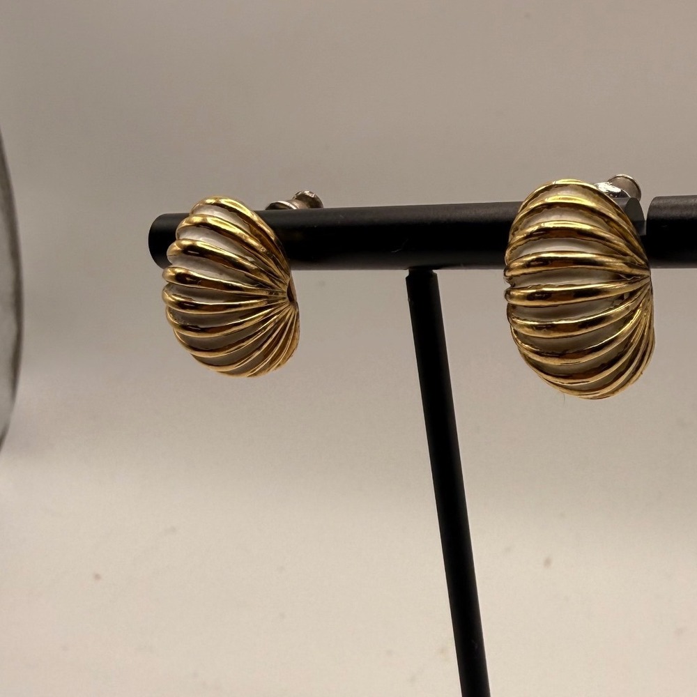 Vintage Napier Gold Tone White Enamel Ribbed Shell Stud Earrings Nautical Retro